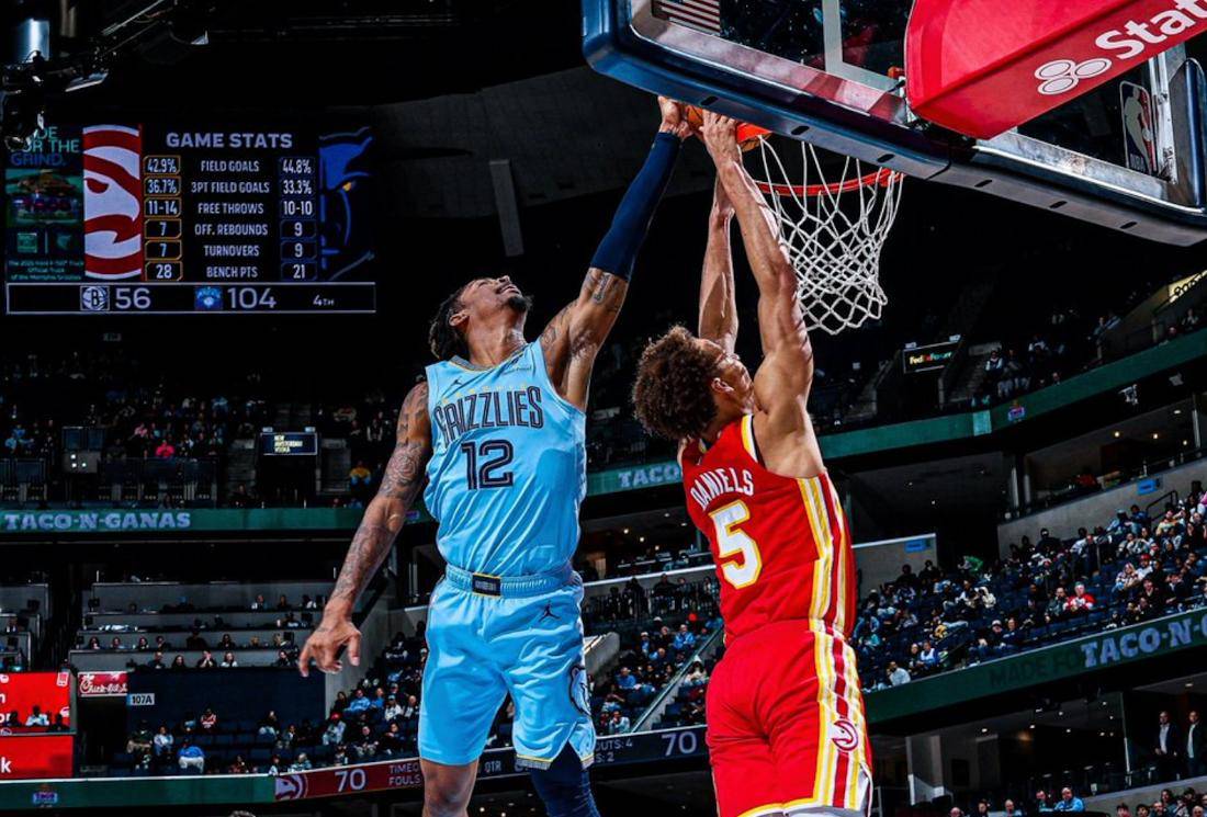 开云体育官网-转折点巴黎圣日耳曼强势反弹,NBA季后赛窗口期攻防权衡,悬念犹存,年轻球员得到机会的简单介绍
